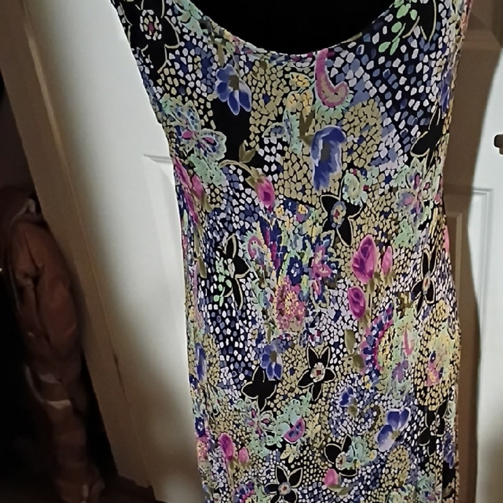 Elegant Floral Midi Dress in Black and Purple - Picture 4 of 4